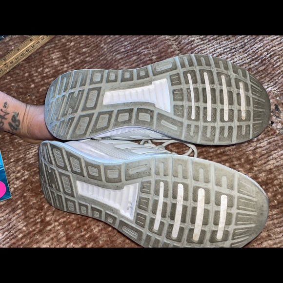 Youth boys Adidas - Like New - Picture 9 of 10